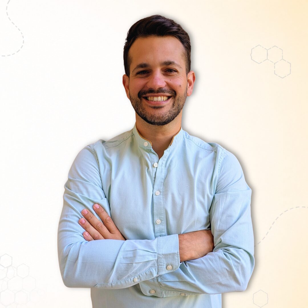 Daniel Casado, fundador de Nika, sonriente y con los brazos cruzados